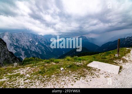 Julian Alpes Panoramasicht von der gefährlichen Straße zum Mangart Berg, Slowenien Stockfoto