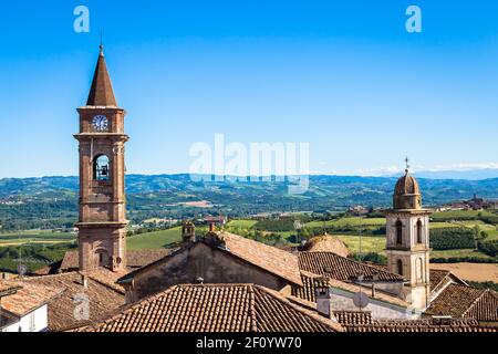 GOVONE, ITALIEN - CA. AUGUST 2020: Piemont Hügel in Italien, Monferrato Bereich. Malerische Landschaft während der Sommersaison mit Weinberg Feld. Wundervolles Bl Stockfoto