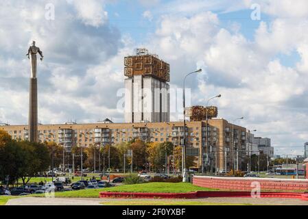 Moskau, Russland-Oktober 01,2016. Ansicht des Denkmals Gagarin und des Präsidiums der Russischen Akademie der Wissenschaften Stockfoto