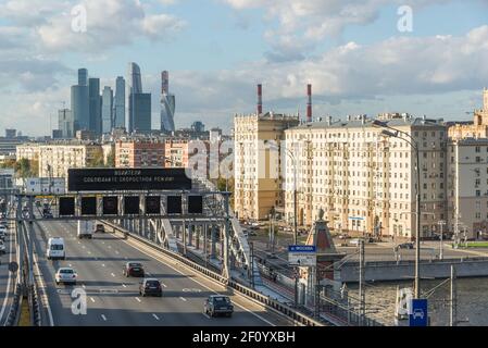 Moskau, Russland-Oktober 01,2016. Blick auf die Andrejewski-Brücke und das Geschäftszentrum Moskau-Stadt Stockfoto