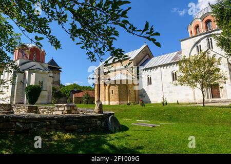 Die Kirche der Jungfrau Maria (rechts) und die Kirche des Königs (links) des Klosters Studenica. Serbien Stockfoto