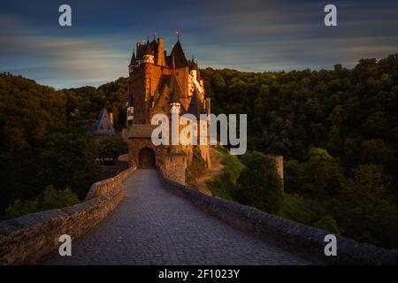 Burg Eltz und Stone Bridge im Abendlicht, Deutschland Stockfoto