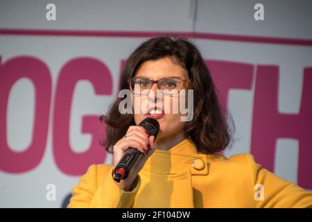 Die britisch-liberaldemokratische Politikerin und Abgeordnete Layla Moran spricht am 19. Oktober 2019 auf dem Parliament Square, London, Großbritannien, beim dritten Wahlmarsch. Stockfoto