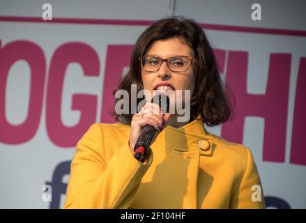 Die britisch-liberaldemokratische Politikerin und Abgeordnete Layla Moran spricht am 19. Oktober 2019 auf dem Parliament Square, London, Großbritannien, beim dritten Wahlmarsch. Stockfoto