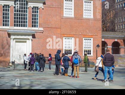 Philadelphia, USA. März 2021, 7th. Eine Reihe von Besuchern steht vor der kürzlich wiedereröffneten Independence Hall in Philadelphia und wartet auf eine Führung durch das Wahrzeichen-Gebäude. Die Teilnehmerzahl für Reisegruppen ist auf neun Personen begrenzt. Quelle: Kalen Martin/Alamy Live News Stockfoto