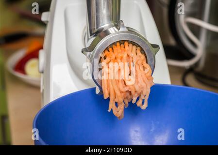 Grinder Mahlen Sie Fleisch für die Füllung Stockfoto