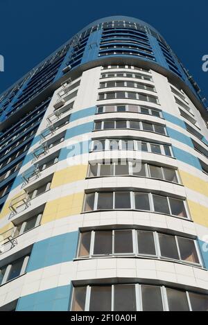 Modernes mehrstöckiges Wohngebäude im Hintergrund des blauen Himmels Stockfoto