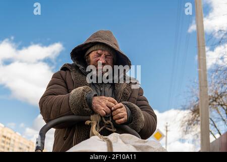 Minsk, Weißrussland - 06. März 2021: Porträt eines weißen Obdachlosen draußen Stockfoto