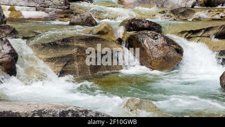 Wasserfälle am Bach Studeny potok in der Hohen Tatra, Karpaten, Slowakei Stockfoto