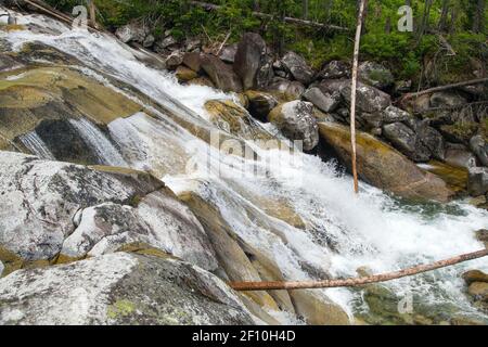 Wasserfälle am Bach Studeny potok in der Hohen Tatra, Karpaten, Slowakei Stockfoto