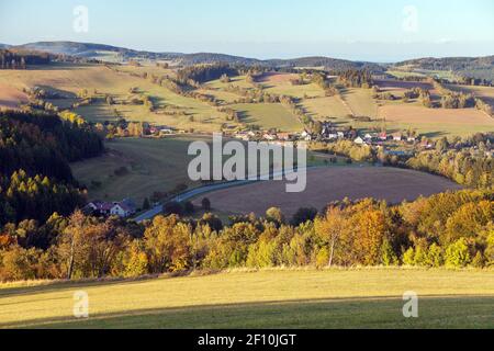 Herbstansicht von böhmischen und mährischen Hochland, Vecov Dorf, Zdarske vrchy, Tschechische Republik Stockfoto