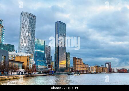 Neue Wolkenkratzer in Canary Wharf - Wohnanlage Newfoundland Quay Tower, One Bank Street und das Wohngebiet Landmark Pinnacle, London, Großbritannien Stockfoto