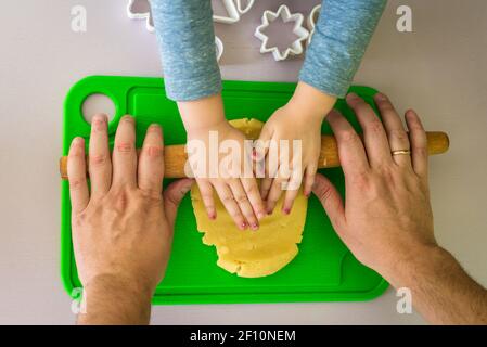 Kinder und Papa Hände gerollt Mürbeteig Teig Stockfoto