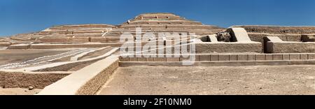 Nasca oder Nazca Pyramidenruinen in Cahuachi archäologische Stätte in der Nazca Wüste von Peru, Panoramablick Stockfoto