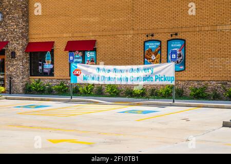 Snellville, GA / USA - 07 20 20: Banner mit Botschaft an der Seite eines Dairy Queen Restaurants Stockfoto