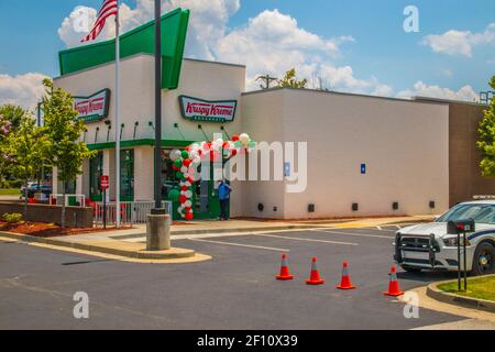 Snellville, GA / USA - 07 14 20: Eröffnung in Krispy Kreme in Snellville am Scenic Hwy mit einem Mann, der eine Gesichtsmaske trägt Stockfoto