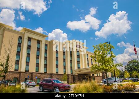 Snellville, GA / USA - 07 14 20: Hampton Inn & Suites Vorderhaus Blick durch die Landschaft Stockfoto