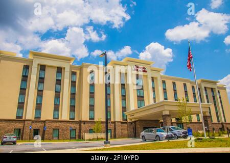 Snellville, GA / USA - 07 14 20: Hampton Inn & Suites Blick auf das Gebäude mit blauem Himmel und Wolken Stockfoto