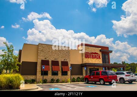 Snellville, GA / USA - 07 14 20: Outback Gebäude und Schild Stockfoto