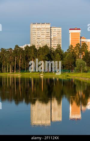 Haus spiegelt sich im See im Abendlicht in Zelenograd Bezirk von Moskau, Russland Stockfoto
