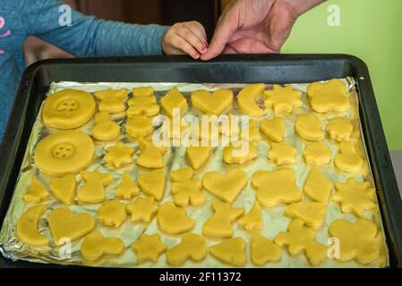 Verschiedene Teigformen auf dem Backblech Stockfoto