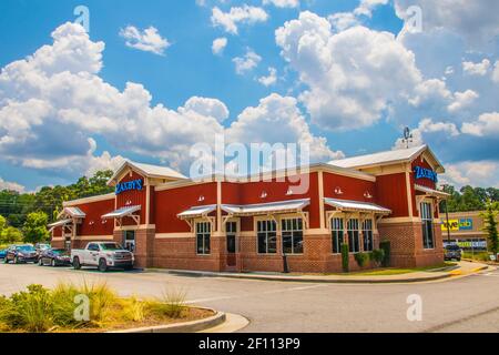 Snellville, GA / USA - 07 14 20: Zaxby's Drive Thru Blick von der Seite mit blauem Himmel und Wolken Stockfoto