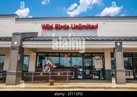 Snellville, GA / USA - 07 14 20:Wild Birds unbegrenztes Schild und Eingang eines Gebäudes Stockfoto