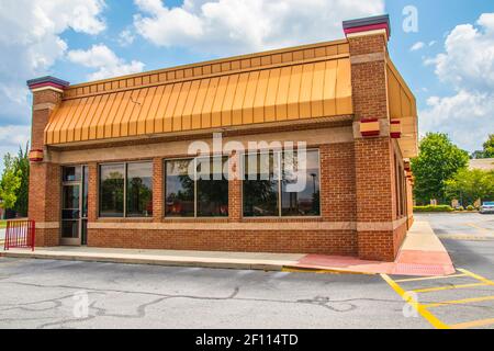 Snellville, GA / USA - 07 15 20: Geschlossen Fast-Food-Geschäft auf Scenic Hwy Stockfoto