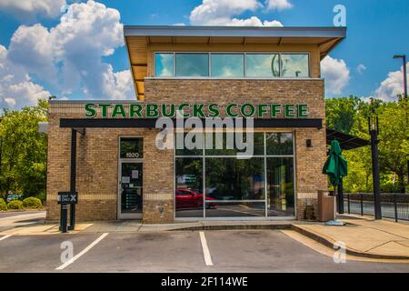 Snellville, GA / USA - 07 15 20: Geschlossen Starbucks Coffee Location am Scenic Hwy Stockfoto