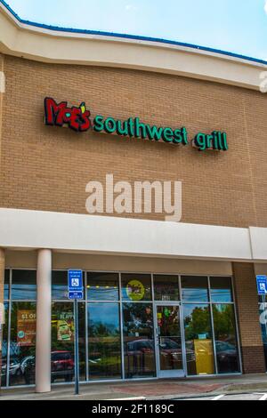 Snellville, GA / USA - 07 15 20: Moes Southwest Grill Schild und Eingang Stockfoto