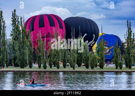 Canberra, ACT, 08. März 2021. Luftballons, die am Ufer des Lake Burley Griffin aufblasen.das Canberra Balloon Spectacular, früher bekannt als Canberra Balloon Festival, ist ein jährliches Heißluftballonfestival, das auf den Rasenflächen des alten Parlamentshauses in Canberra, Australien, stattfindet. Kredit: FoxTree gfx/Alamy Live Nachrichten Stockfoto