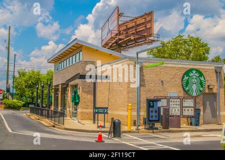 Snellville, GA / USA - 07 15 20: Geschlossen Starbucks Coffee Location am Scenic Hwy, Blick auf das hintere Gebäude Stockfoto