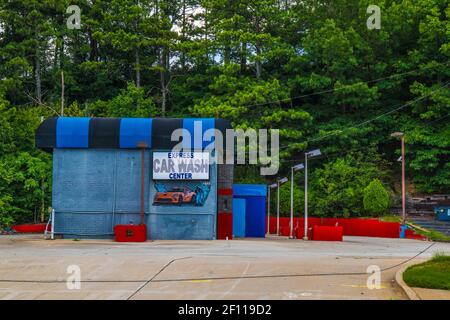 Snellville, GA / USA - 07 15 20: Urbane blaue und rote Autowäsche Stockfoto