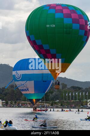Canberra, ACT, Australien, 08. März 2021. Das Canberra Balloon Spectacular, früher bekannt als Canberra Balloon Festival, ist ein jährliches Heißluftballonfestival, das auf den Rasenflächen des alten Parliament House in Canberra, Australien, stattfindet. Quelle: Darren Weinert/Alamy Live News Stockfoto
