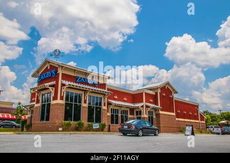 Snellville, GA / USA - 07 15 20: Zaxbys Gebäude Schild und Himmel Stockfoto