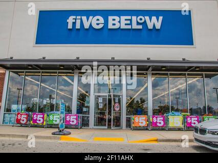 Snellville, GA / USA - 07 14 20: Fünf unter Ladenschild und Eingang Stockfoto