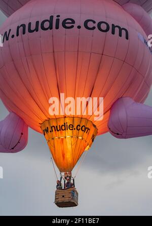 Canberra, ACT, Australien, 08. März 2021. Das Canberra Balloon Spectacular, früher bekannt als Canberra Balloon Festival, ist ein jährliches Heißluftballonfestival, das auf den Rasenflächen des alten Parliament House in Canberra, Australien, stattfindet. Quelle: Darren Weinert/Alamy Live News Stockfoto