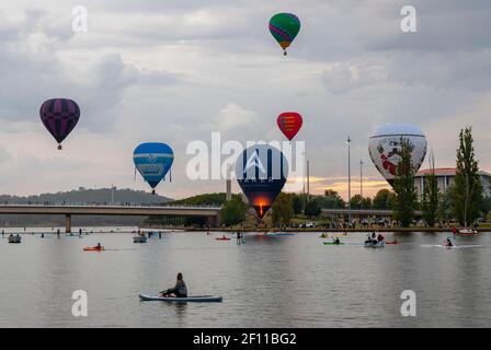 Canberra, ACT, Australien, 08. März 2021. Das Canberra Balloon Spectacular, früher bekannt als Canberra Balloon Festival, ist ein jährliches Heißluftballonfestival, das auf den Rasenflächen des alten Parliament House in Canberra, Australien, stattfindet. Quelle: Darren Weinert/Alamy Live News Stockfoto