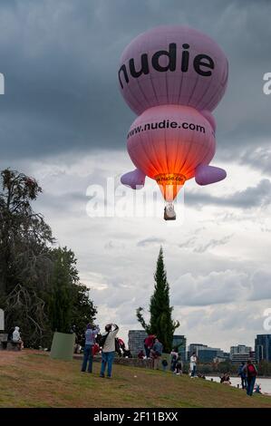 Canberra, ACT, Australien, 08. März 2021. Das Canberra Balloon Spectacular, früher bekannt als Canberra Balloon Festival, ist ein jährliches Heißluftballonfestival, das auf den Rasenflächen des alten Parliament House in Canberra, Australien, stattfindet. Quelle: Darren Weinert/Alamy Live News Stockfoto