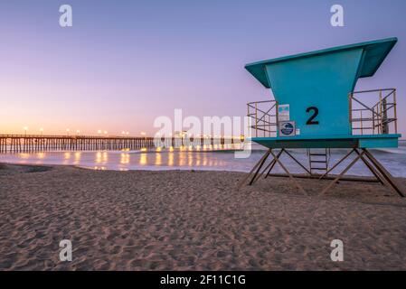 Küstenlandschaft bei Sonnenaufgang mit Blick auf den Oceanside Pier. Oceanside, Kalifornien, USA. Stockfoto