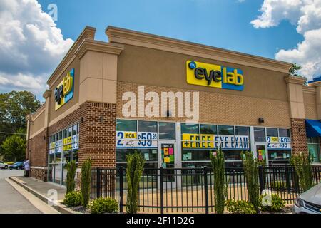 Snellville, GA / USA - 07 14 20: Eye Lab Gebäude und Schild Stockfoto