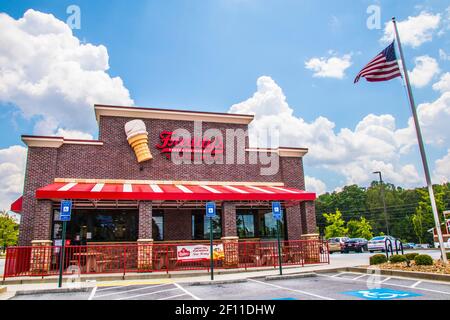 Snellville, GA / USA - 07 14 20: Freddy's Steakburgers Gebäude und Schild Vorderansicht Stockfoto