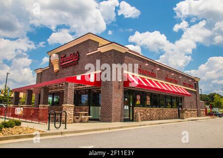 Snellville, GA / USA - 07 14 20: Freddy's Steakburgers Gebäude und Schild Stockfoto