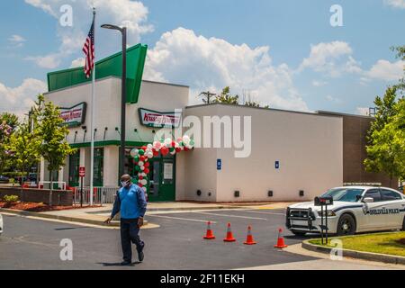 Snellville, GA / USA - 07 14 20: Eröffnung in Krispy Kreme in Snellville am Scenic Hwy mit einem Mann, der eine Gesichtsmaske trägt Stockfoto