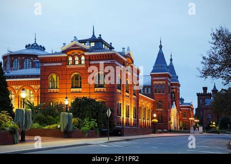 Smithsonian Institution, Arts and Industries Building, Washington DC, in der Abenddämmerung Stockfoto