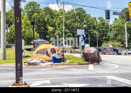 Decatur, GA / USA - 07 14 20: Obdachlose und Zelt am Eingang eines belebten Einkaufszentrums Stockfoto