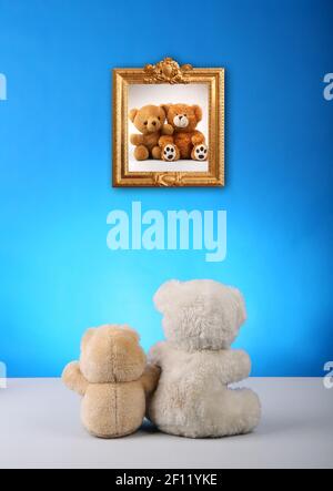 Vater erzählt seinem Sohn von seiner Familie, die auf ist Das Bild in einem blauen Raum Stockfoto