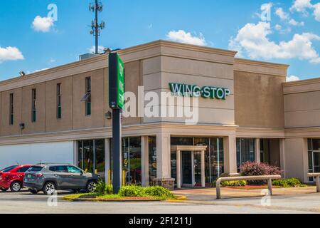 Decatur, GA / USA - 07 14 20: Wing Stop Gebäude und Schild Stockfoto