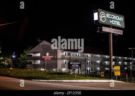 Fulton County, GA / USA - 07 13 20: Economy Hotel Schild und Gebäude Stockfoto