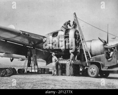 Bodenbesatzung, die an einer Boeing B-29 in China arbeitet, 1944 Stockfoto